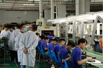 客戶一行來曼聯(lián)電子洽談業(yè)務工作態(tài)度認真嚴謹