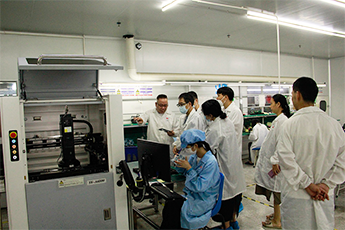 客戶團隊非工作日觀摩曼聯(lián)電子生產(chǎn)工藝