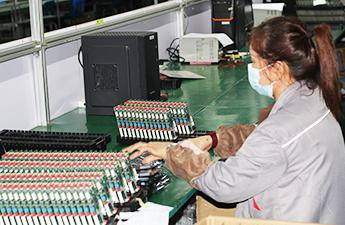 曼聯(lián)電子客戶在百忙之中周六到SMT車間考察